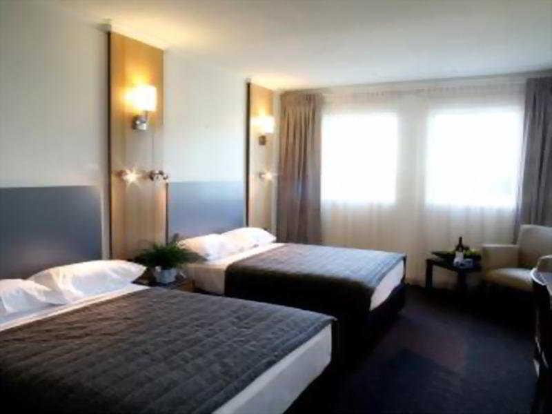 Metro Hotel Ipswich International Room photo