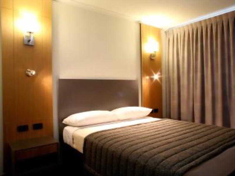 Metro Hotel Ipswich International Room photo